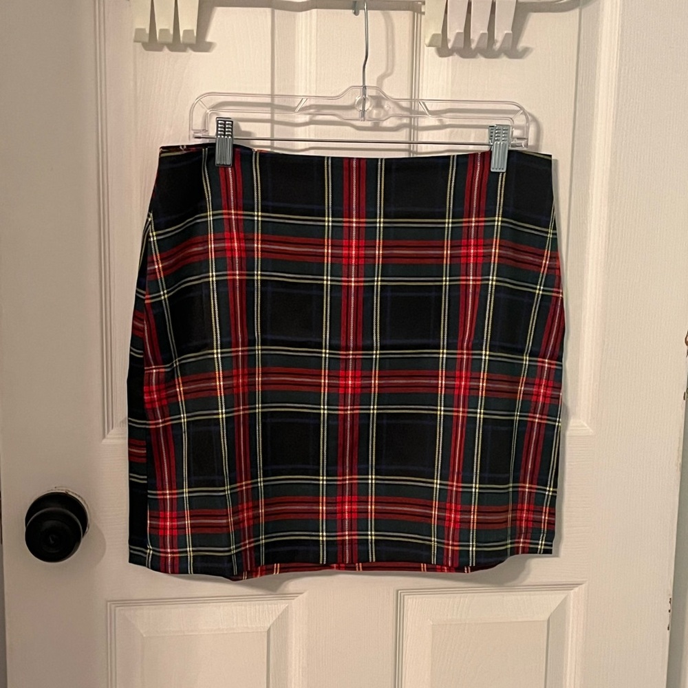 Chic Tartan Mini Skirt - Black and Red